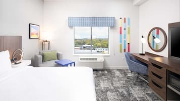 Seprai antialergi, brankas, tirai kedap cahaya, dan setrika/meja setrika