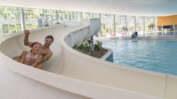 An indoor water slide with a pool at the end. - Le Carrousel, Premium 4 persons in Nantes Camping***** (Nantes)
