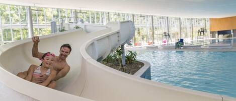 Een binnenzwembad en een verwarmd zwembad