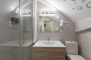 Douche, séchoir à cheveux, serviettes fournies, savon
