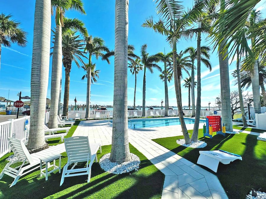 Piscina externa, guarda-sóis, espreguiçadeiras