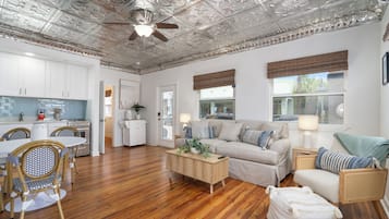 La Tortuga Suite 8 | Coin séjour | TV connectée de 50 pouces avec chaßnes numériques, télévision