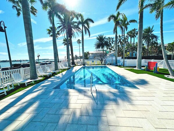 Piscina externa, guarda-sóis, espreguiçadeiras