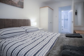 1 habitación, tabla de planchar con plancha y wifi