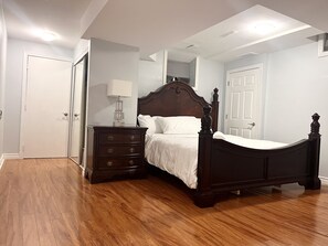 2 bedrooms, iron/ironing board, free WiFi, bed sheets - Large and cozy 2 bedroom bast apt (Brampton)