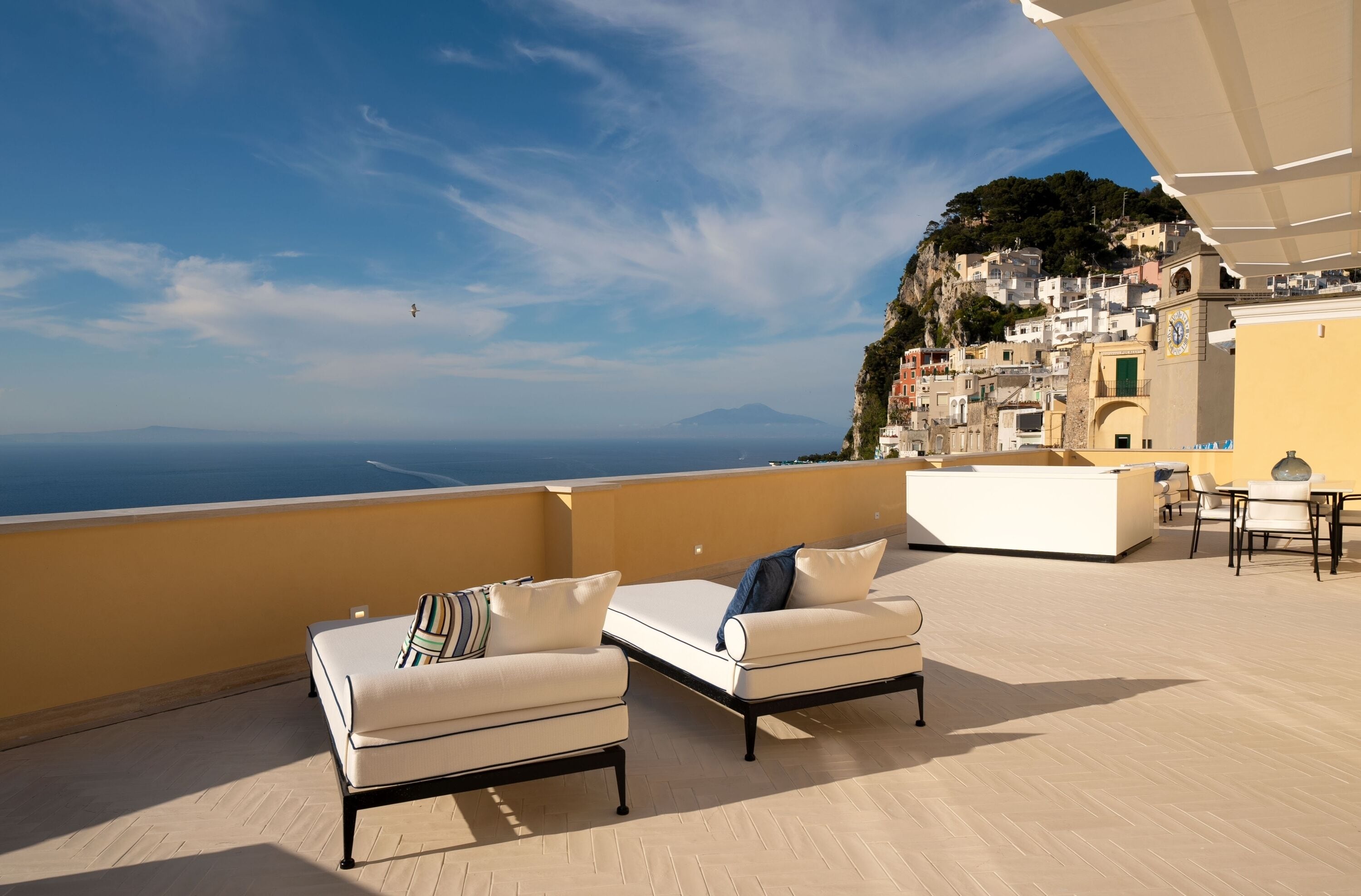 Suite Il Campanile con jacuzzi e vista mare | Draps italiens de Frette, literie de qualité, couette en duvet