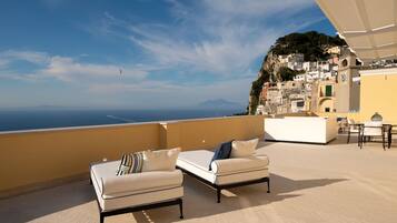Suite Il Campanile con jacuzzi e vista mare | Draps italiens de Frette, literie de qualité, couette en duvet