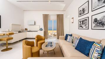Studio suite | Woonruimte | Een 55-inch smart-tv met satellietzenders en televisie
