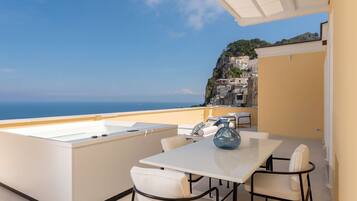 Suite Il Campanile con jacuzzi e vista mare | 露台/庭院