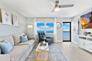 TV, DVD player, books - Island Paradise - Beachfront Condo (Treasure Island)