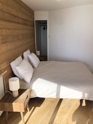 2 bedrooms, travel cot