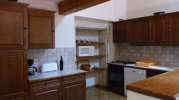 Een koelkast, een microgolfoven, een oven, een vaatwasser