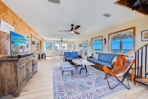 Smart TV, reproductor de DVD, tenis de mesa y videoteca 