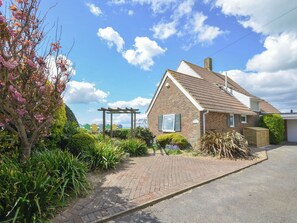 Exterior - Superb pet-friendly sea view holiday cottage on the Sussex coast. (Rustington)