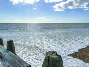 Beach - Superb pet-friendly sea view holiday cottage on the Sussex coast. (Rustington)