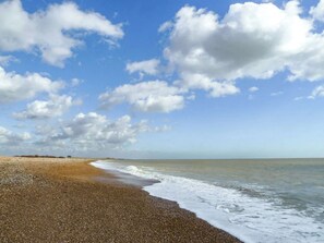 Beach - Superb pet-friendly sea view holiday cottage on the Sussex coast. (Rustington)