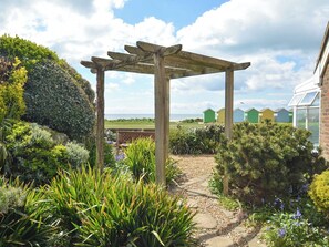 Property grounds - Superb pet-friendly sea view holiday cottage on the Sussex coast. (Rustington)