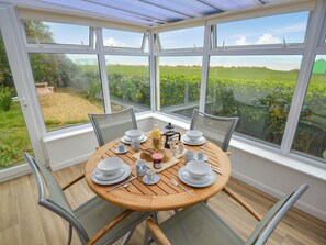 Dining - Superb pet-friendly sea view holiday cottage on the Sussex coast. (Rustington)