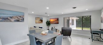 Gorgeous spacious  2bd 2bath sleeps 6 private yard, parking, gas grill, dogs ok