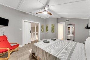 8 bedrooms, in-room safe, desk, iron/ironing board - Heated Pool, Sleeps 21, 2 Kitchens, Custom Firepit, Outdoor Oasis, Near Beach (Merritt Island)