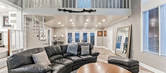 Heated Pool, Sleeps 21, 2 Kitchens, Custom Firepit, Outdoor Oasis, Near Beach