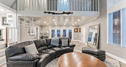 Heated Pool, Sleeps 21, 2 Kitchens, Custom Firepit, Outdoor Oasis, Near Beach