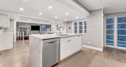 Heated Pool, Sleeps 21, 2 Kitchens, Custom Firepit, Outdoor Oasis, Near Beach