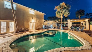 Een buitenzwembad, een verwarmd zwembad