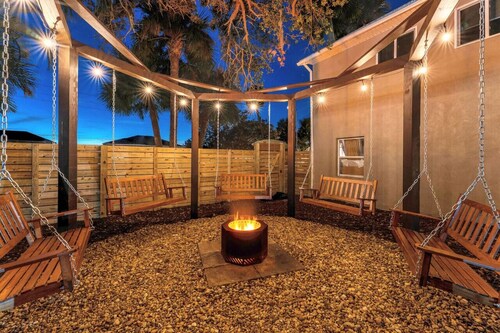 Heated Pool, Sleeps 21, 2 Kitchens, Custom Firepit, Outdoor Oasis, Near Beach