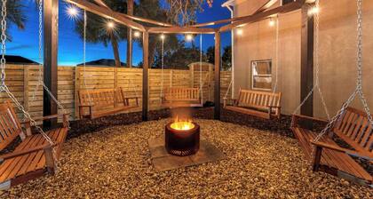 Heated Pool, Sleeps 21, 2 Kitchens, Custom Firepit, Outdoor Oasis, Near Beach