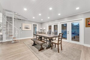 Dining - Heated Pool, Sleeps 21, 2 Kitchens, Custom Firepit, Outdoor Oasis, Near Beach (Merritt Island)