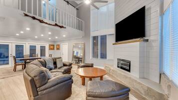 Smart TV, chimenea, videojuegos y reproductor de DVD