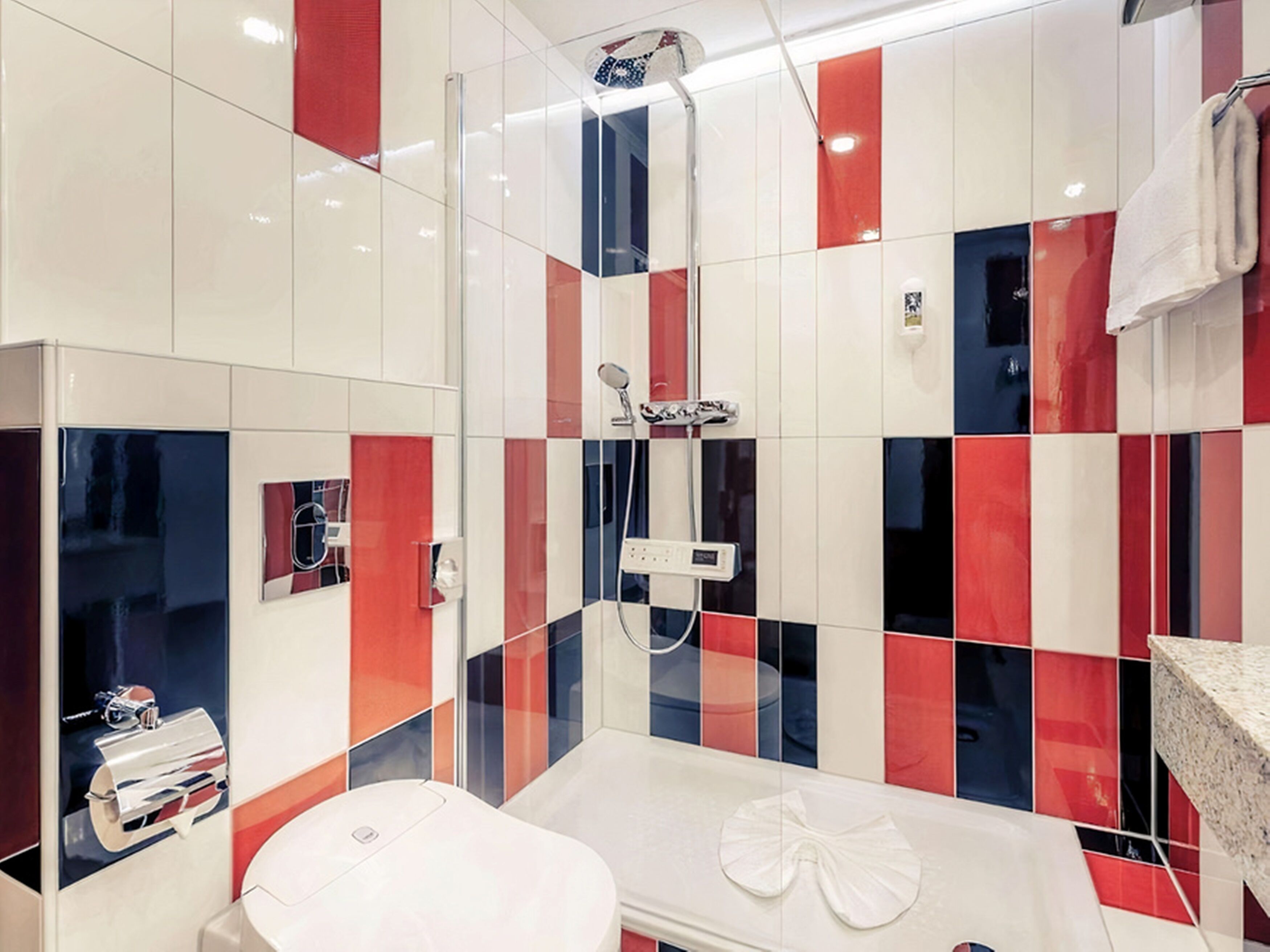 Un bagno con doccia, WC e lavandino.