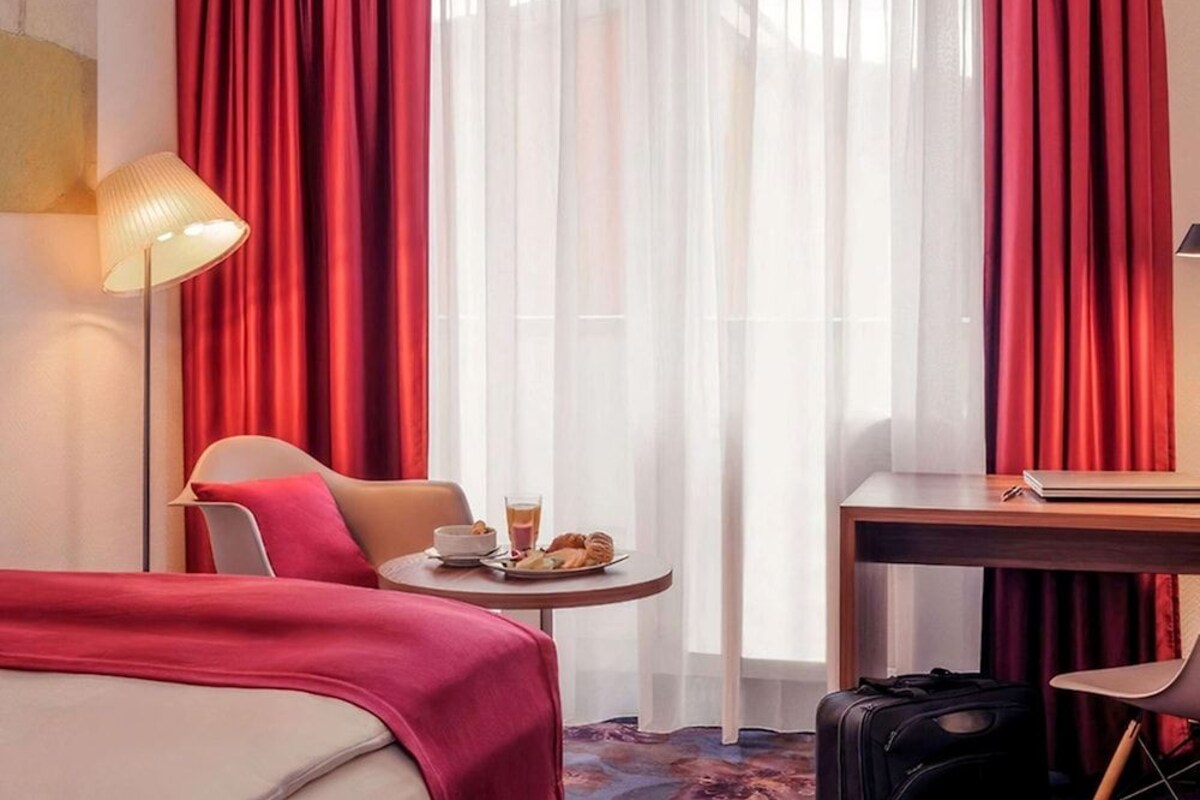 Een minibar, een kluis op de kamer, een bureau, geluiddichte muren