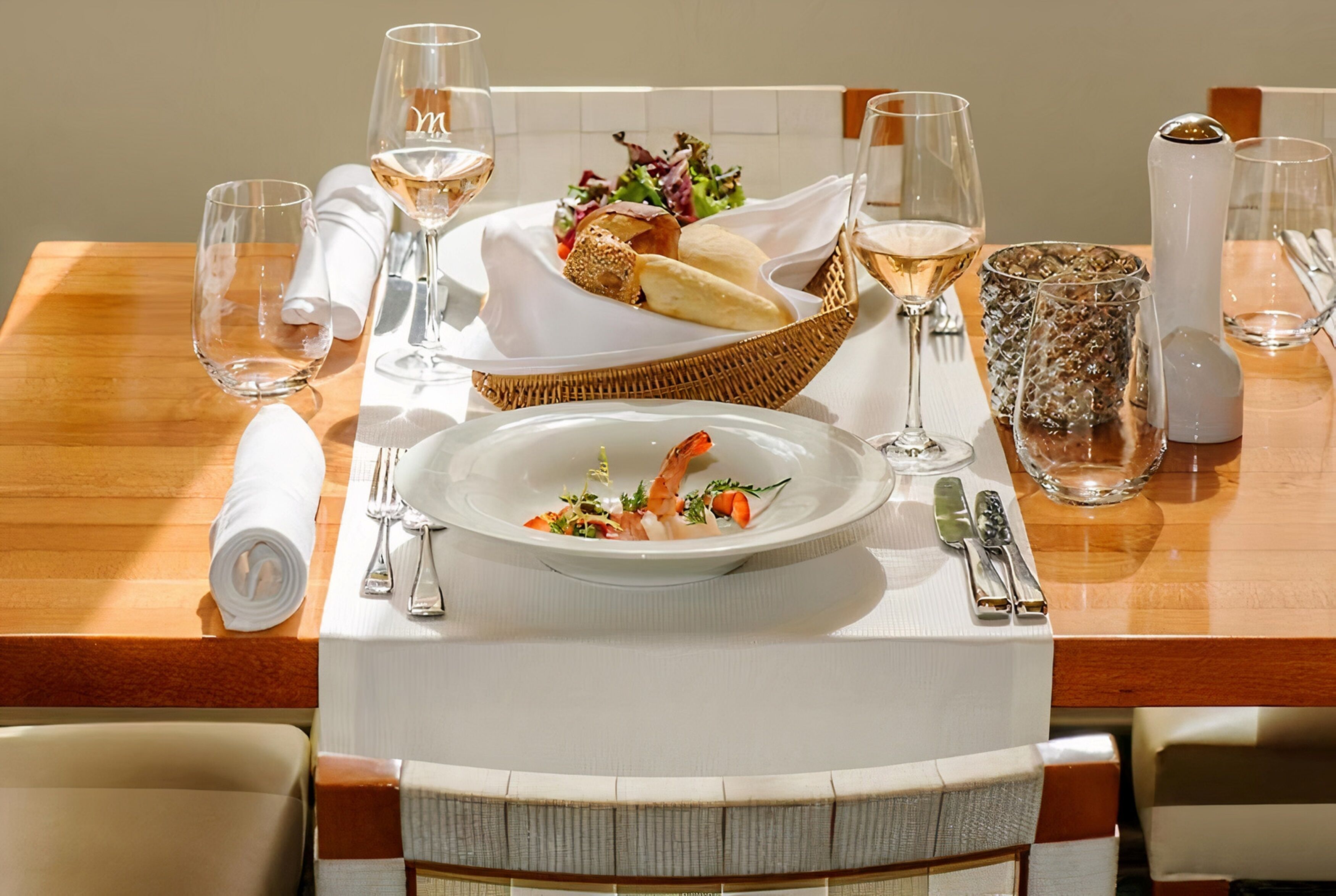 بوفيه فطور يوميًا بتكلفة قدرها (17 EUR للشخص)