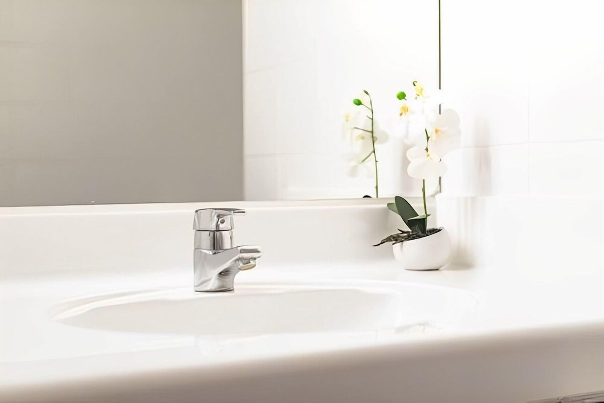 Baño | Regadera, secadora de cabello, toallas