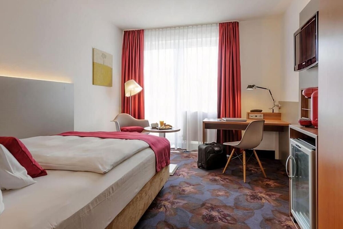 Een minibar, een kluis op de kamer, een bureau, geluiddichte muren