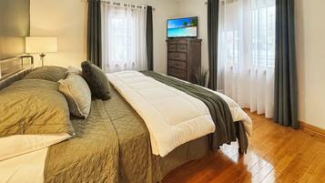 4 bedrooms, desk, iron/ironing board, travel crib