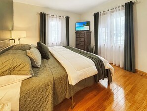 4 soverom, skrivebord, strykejern/-brett og reiseseng for barn