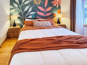4 chambres, bureau, fer et planche à repasser, lit de bébé portatif