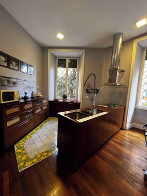 ثلاجة، ميكروويف، فرن، موقد طهي مسطح