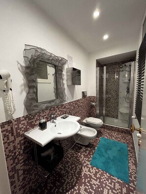 تجهيزات دش، حوض استحمام بنظام ضخ المياه، مجففات شعر، مراحيض شطف