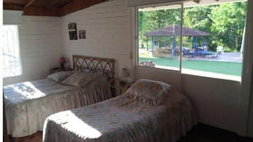 5 bedrooms, desk, iron/ironing board, bed sheets