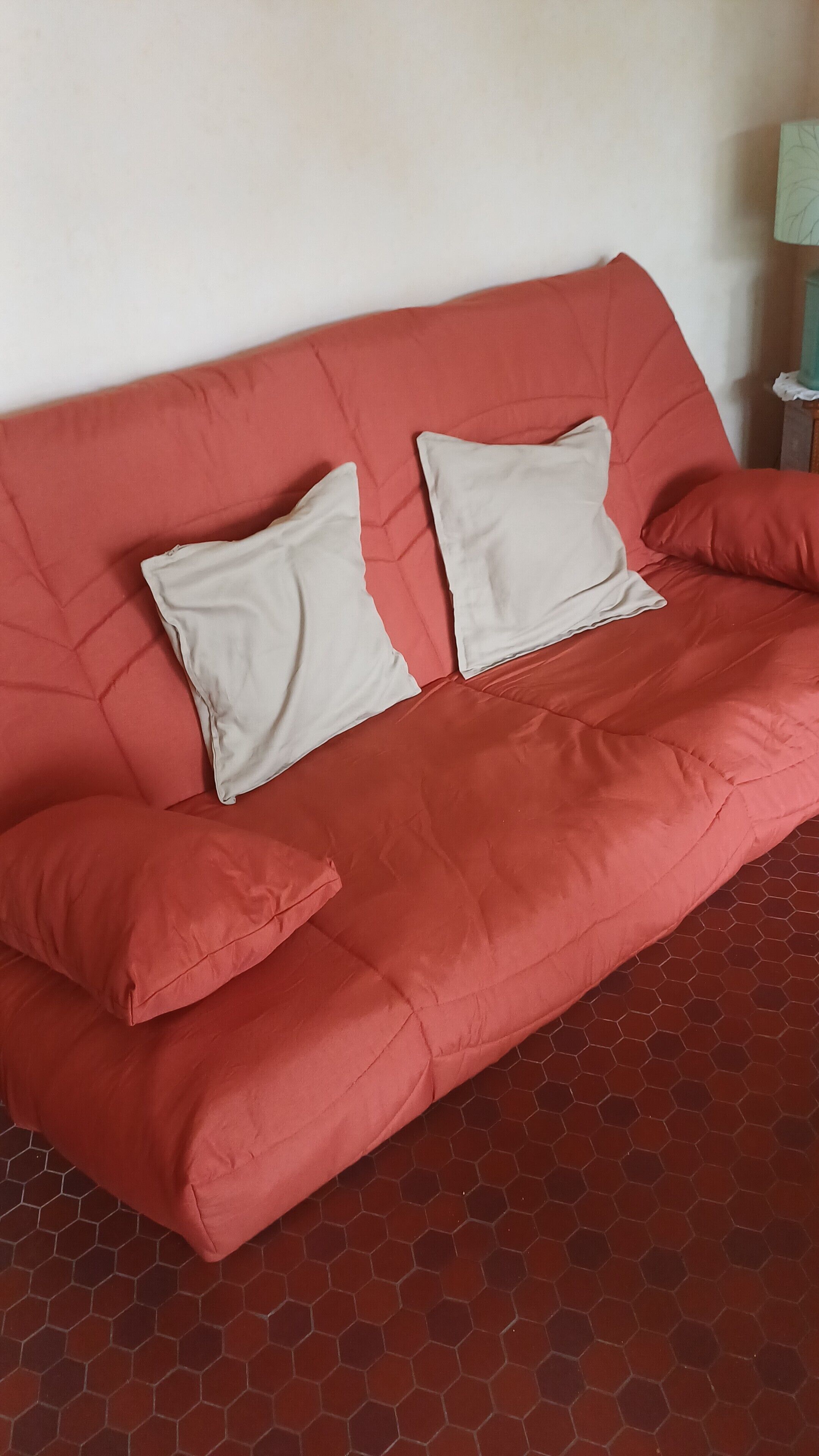 Een televisie en boeken