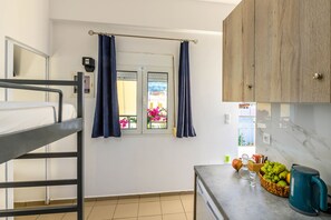 Quarto quádruplo conforto | Individualmente decorados, individualmente mobiliados, escrivaninha