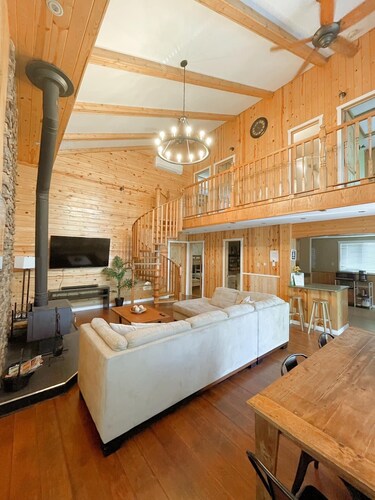 Cozy and Charming Cabin/ 5 mins walk to beach - located in a quiet community