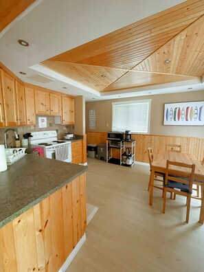 Private kitchen - Cozy and Charming Cabin/ 5 mins walk to beach - located in a quiet community (Winnipeg)