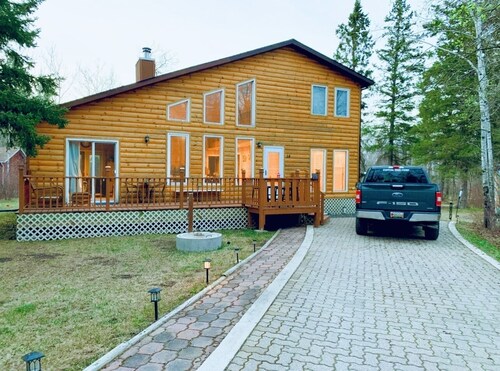 Cozy and Charming Cabin/ 5 mins walk to beach - located in a quiet community