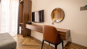Dobbeltrom – deluxe | Minibar, safe på rommet, skrivebord og skrivebord for bærbar PC