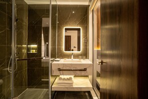 Deluxe Double Room | Bathroom | Free toiletries, hair dryer, slippers, towels